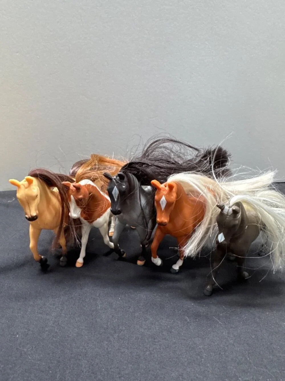 Vintage Plastic Toy 5 Horses With White Mane & Tail 5